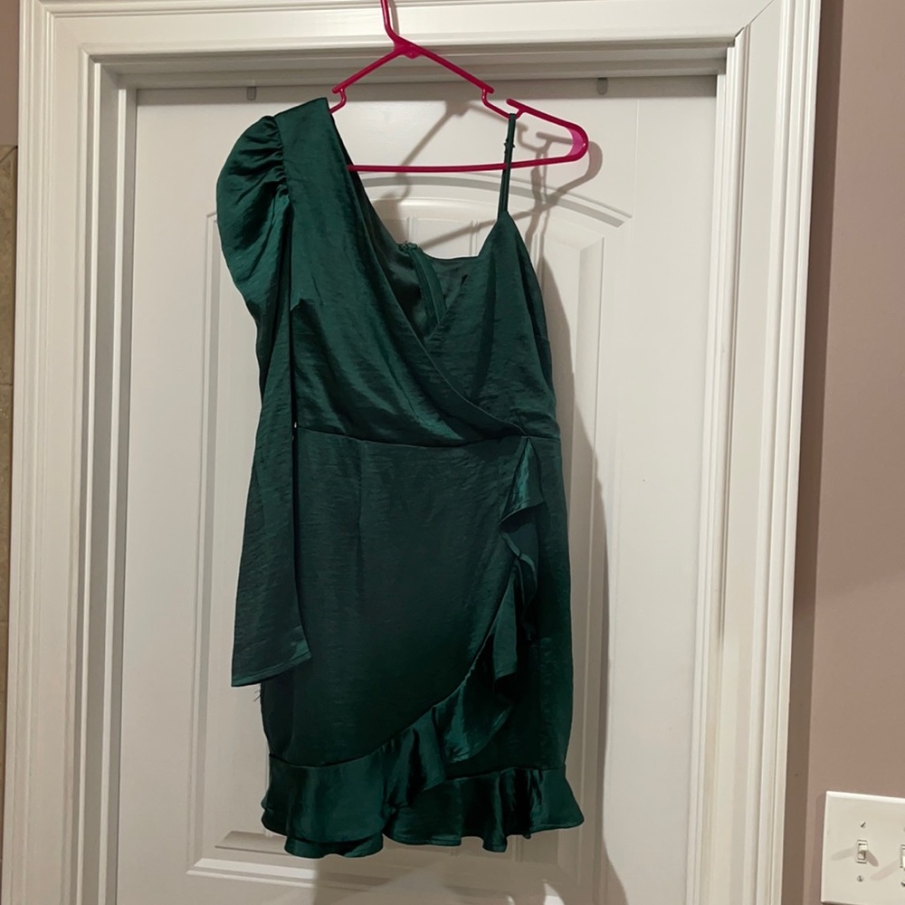 Medium LuLus haltered emerald green cocktail dress